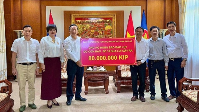 Cộng đồng người Việt Nam tại Lào góp hơn 700 triệu đồng ủng hộ đồng bào chịu ảnh hưởng bão lũ
