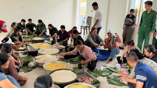 Bộ đội Biên phòng Thành phố Hồ Chí Minh gói bánh tét ủng hộ đồng bào vùng lũ