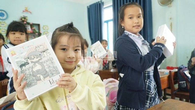 Hơn 3.600 ram vở và 200 triệu đồng hỗ trợ người dân vùng lũ Nam Trung Bộ