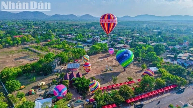 Người dân và du khách háo hức trải nghiệm khinh khí cầu ở Đắk Lắk