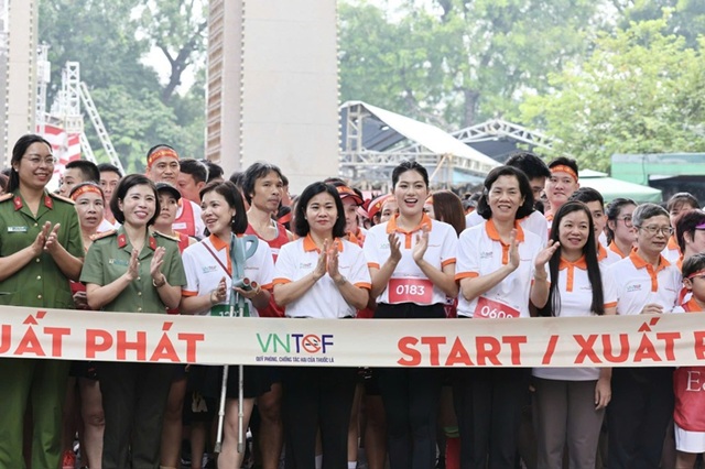 Phụ nữ chạy hưởng ứng vì môi trường không khói thuốc, lan tỏa thông điệp sống xanh