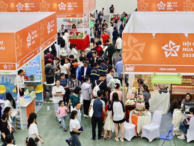 Đông đảo người dân đổ về Hội chợ mùa Thu ngày đầu mở cửa Đông đảo người dân đổ về Hội chợ mùa Thu ngày đầu mở cửa