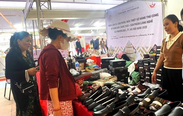 Triển lãm các sản phẩm, mẫu thiết kế hàng thủ công mỹ nghệ mới, sáng tạo, sản phẩm làng nghề xã Phượng Dực