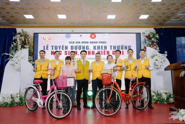 CLB Doanh nhân họ Nguyễn phối hợp trao thưởng 300 học sinh, sinh viên có thành tích xuất sắc trong học tập và rèn luyện