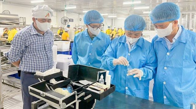 Xã Kiều Phú kiểm tra đột xuất bếp ăn bán trú trường mầm non