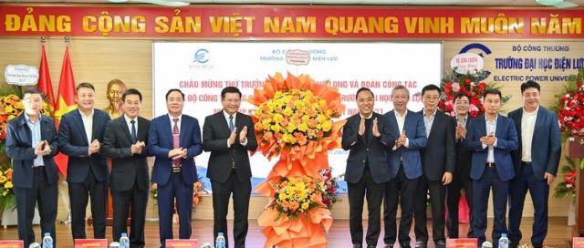 Thứ trưởng Bộ Công Thương đến thăm và chúc mừng Trường Đại học Điện lực nhân ngày Nhà giáo Việt Nam 20/11