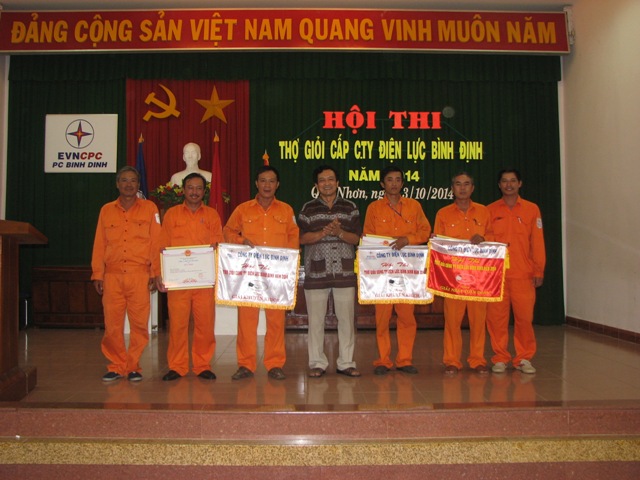 Hội thi thợ giỏi - 2014 PC Bình Định: Khi lý thuyêt và tay nghề được nâng tầm