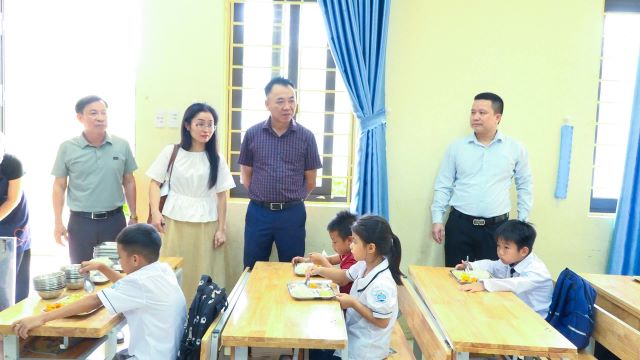 Xã Yên Xuân kiểm tra bữa ăn bán trú trường học 